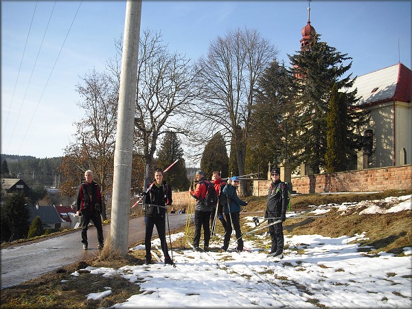 V cíli u kostela ve Staré Pace.